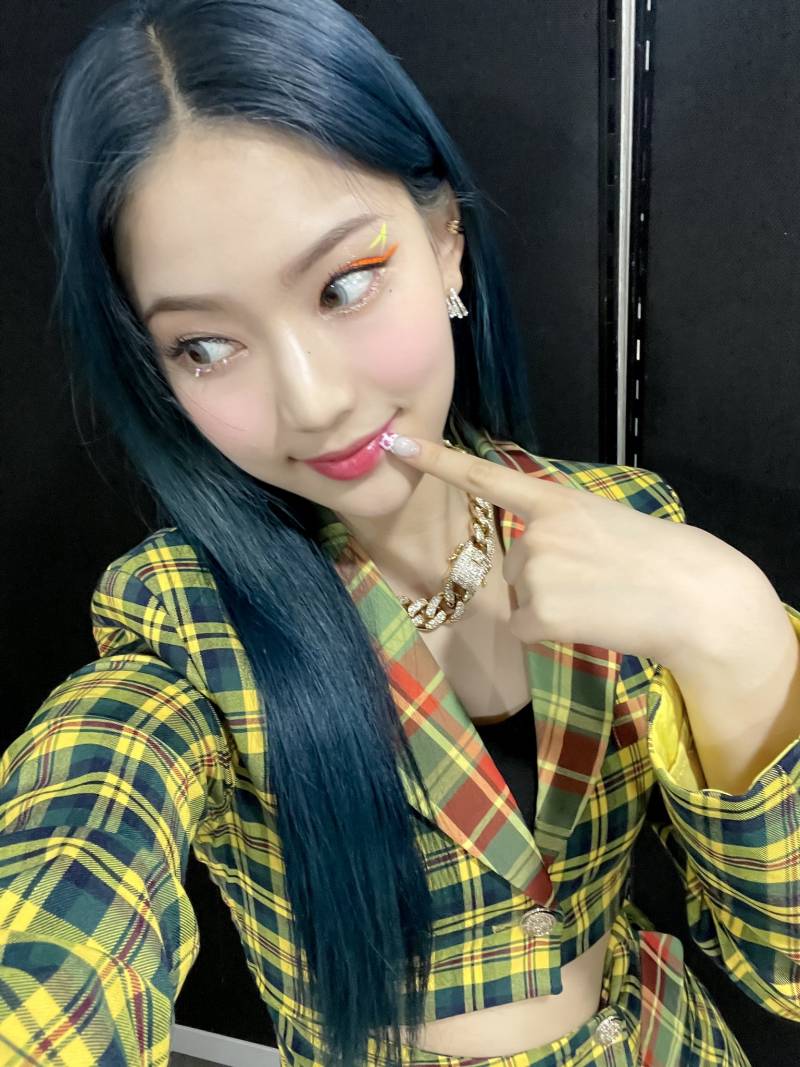 색안경 무대의상 입고 찍은 스테이씨 아이사 셀카 모음 | 인스티즈