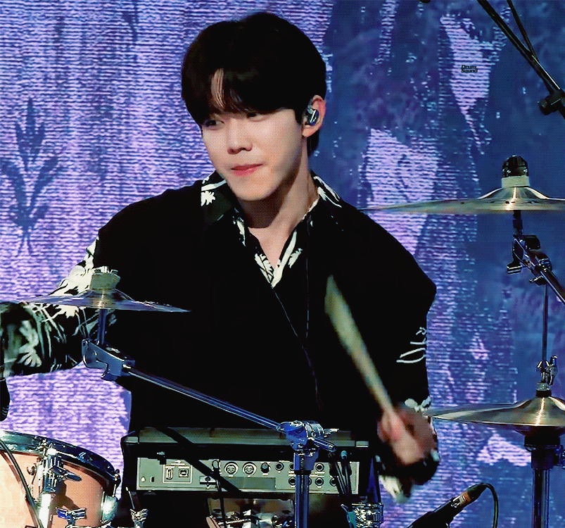 [잡담] 강아지상에 부산 사투리 심한 중저음 목소리의 잘생긴 쾌남 드러머 | 인스티즈