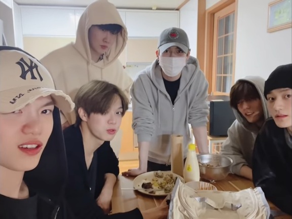 [잡담] 베리베리 강민이 수능도시락 함박스테이크 직접 빚어서 해줌ㅋㅋㅋ | 인스티즈