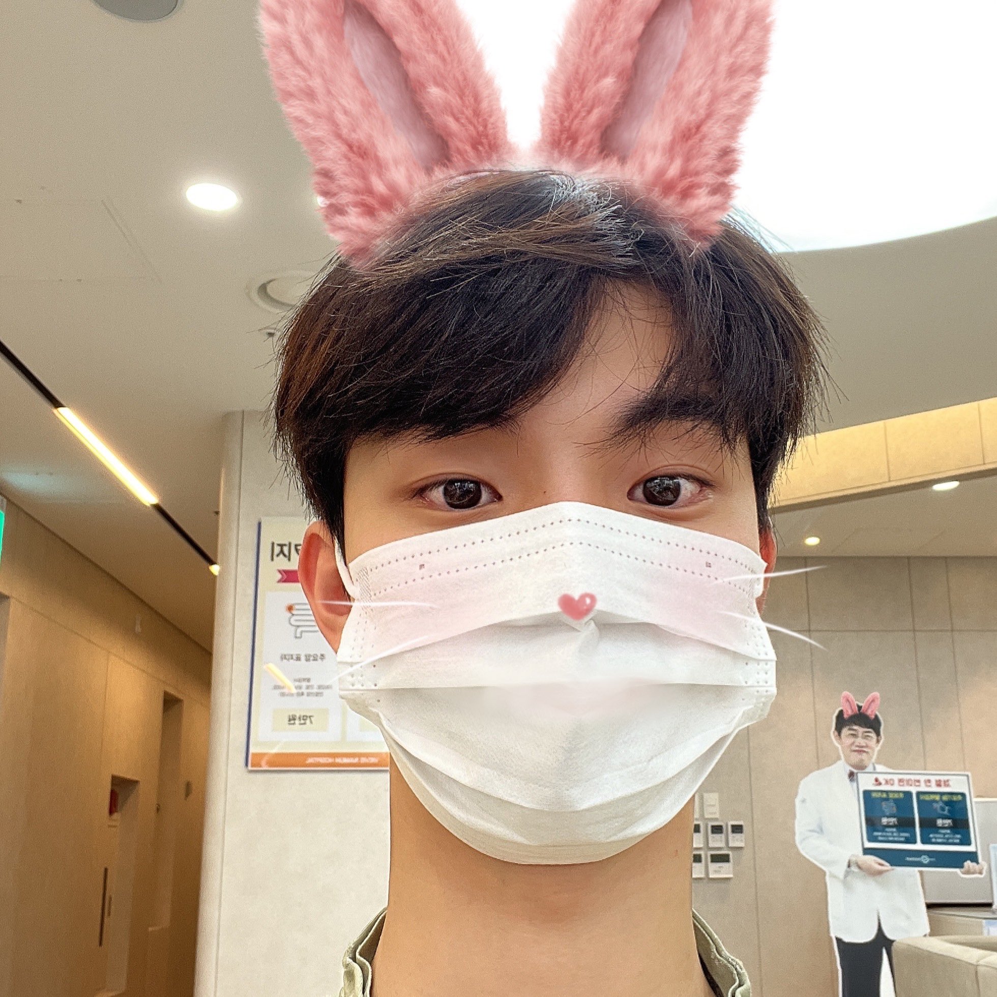 [잡담] 더보이즈 큐 셀카 찍었는데 뒤엨ㅋㅋㅋ | 인스티즈