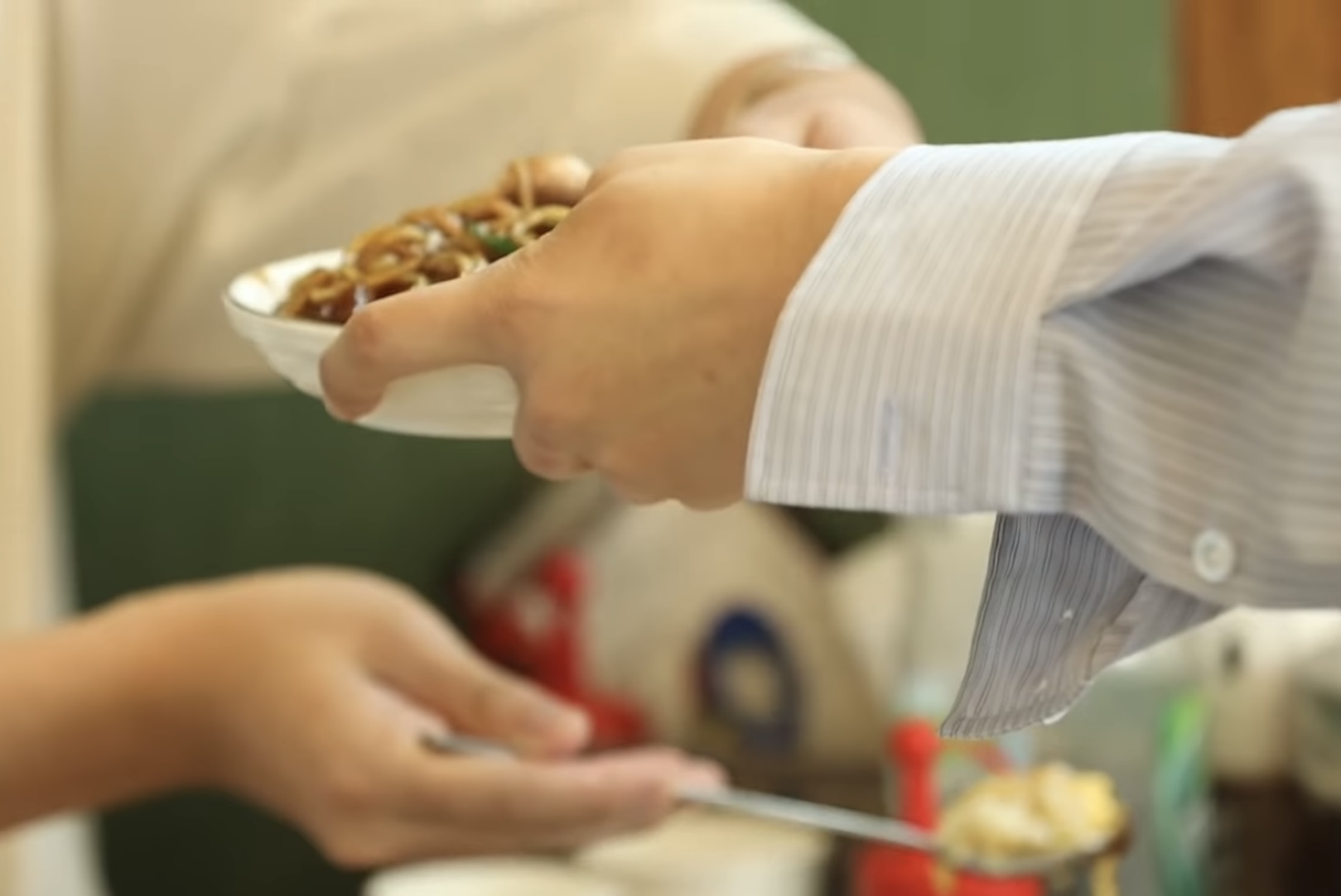 [잡담] 데이식스 영케이가 쟁반짜장 먹는 법 | 인스티즈