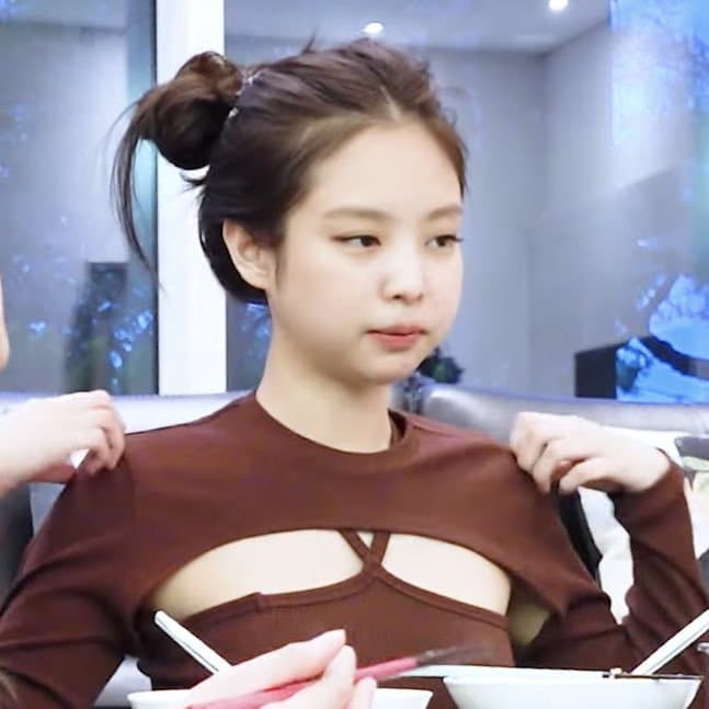 제니 옷은 핫한데 얼굴은 애기네 | 인스티즈