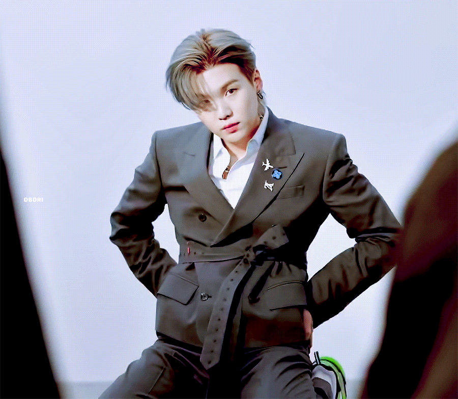[잡담] 방탄 슈가 이 의상들 본인이 직접 골랐다는거 ㄹㅇ 킹받아 왜냐면 너무 좋아서 | 인스티즈
