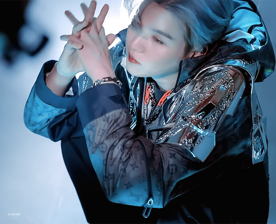 [잡담] 방탄 슈가 이 의상들 본인이 직접 골랐다는거 ㄹㅇ 킹받아 왜냐면 너무 좋아서 | 인스티즈