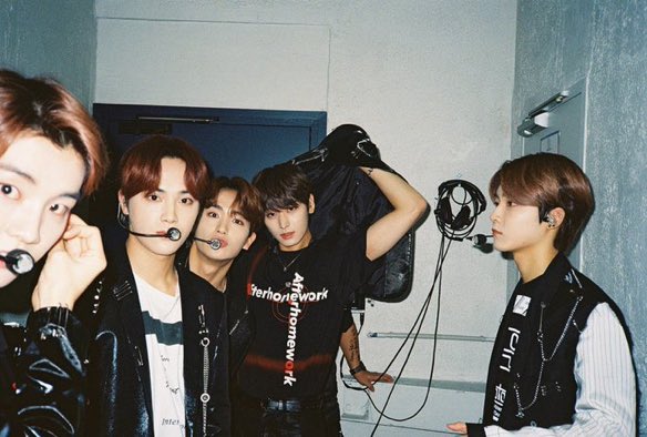 [잡담] 더비들 여기 더보이즈 사이로 파고들어서 저 뒤 문으로 나갈수있냐 | 인스티즈