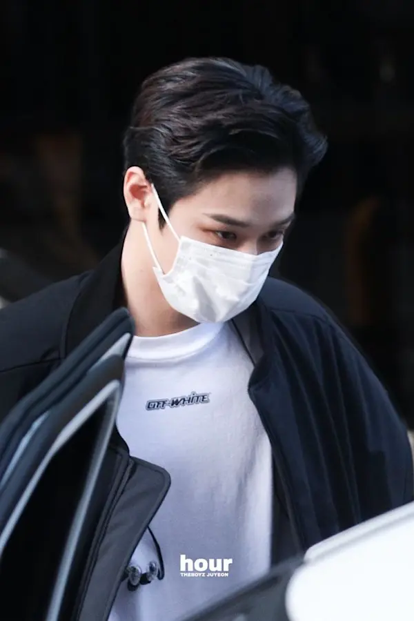 회사 사람들끼리 만든 오픈 카톡에 혼자 실제 프로필로 들어간 사람 | 인스티즈