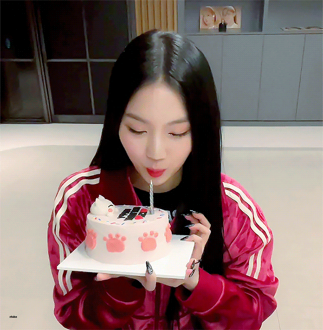 스테이씨 아이사 생일 케이크 먹방 브이앱.gif | 인스티즈