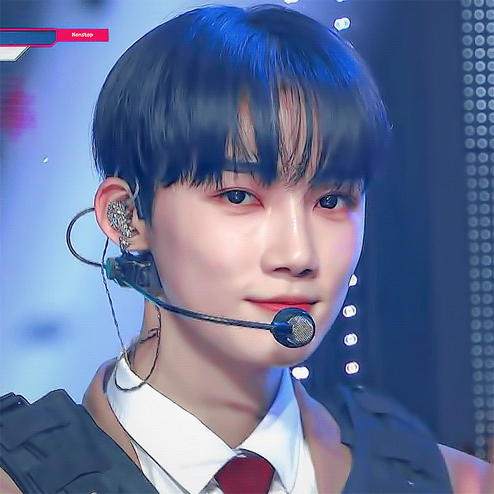 [잡담] 더보이즈 11명 짤 한개한개씩 올려보는데 | 인스티즈