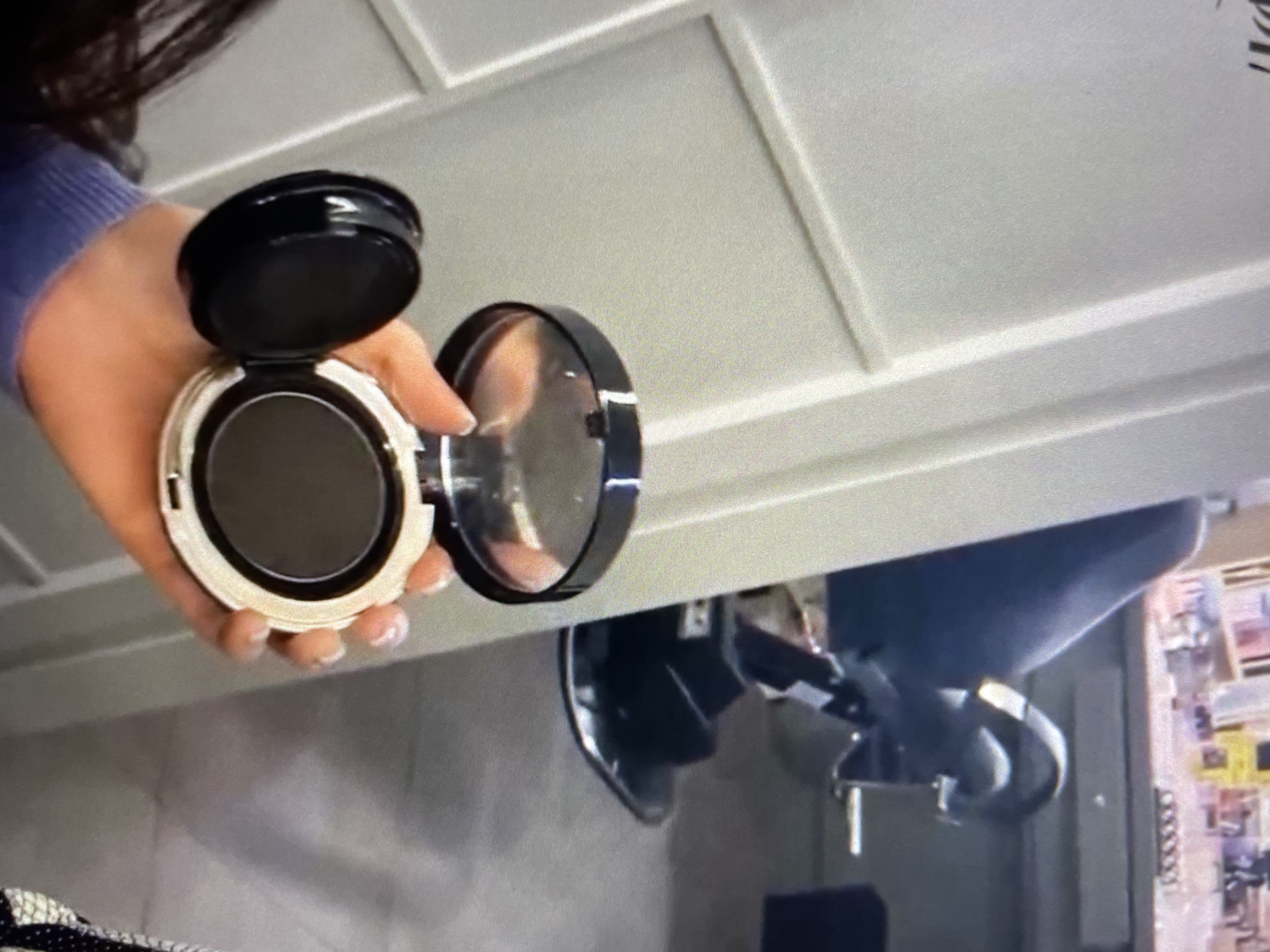 [잡담] 에이핑크 남주 브이로그에 나온건데 이 화장품 아는 사람?? | 인스티즈