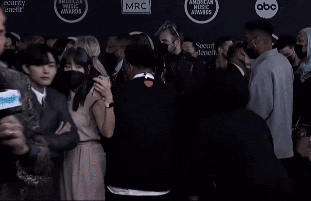 [잡담] 방탄 뷔 서양인들 사이에서 이목구비 쩐다고 생각한 짤 2개 | 인스티즈