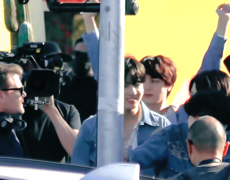 [잡담] 방탄 진 인사할 때 핑구인사 하는거 | 인스티즈