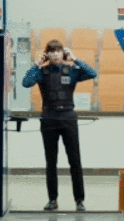 [잡담] 강다니엘 사격하고 방탄조끼입고 헤드셋 벗는데 | 인스티즈