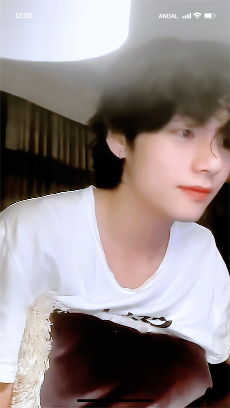 [잡담] 방탄 뷔 흰티 입고도 이렇게 잘 생긴거 | 인스티즈