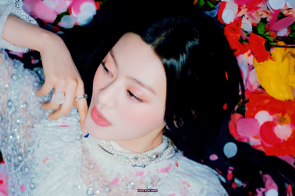 [잡담] 스테이씨 음방 첫 날만 하염없이 기다리는 여성 | 인스티즈