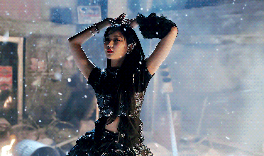 [잡담] 스테이씨 음방 첫 날만 하염없이 기다리는 여성 | 인스티즈