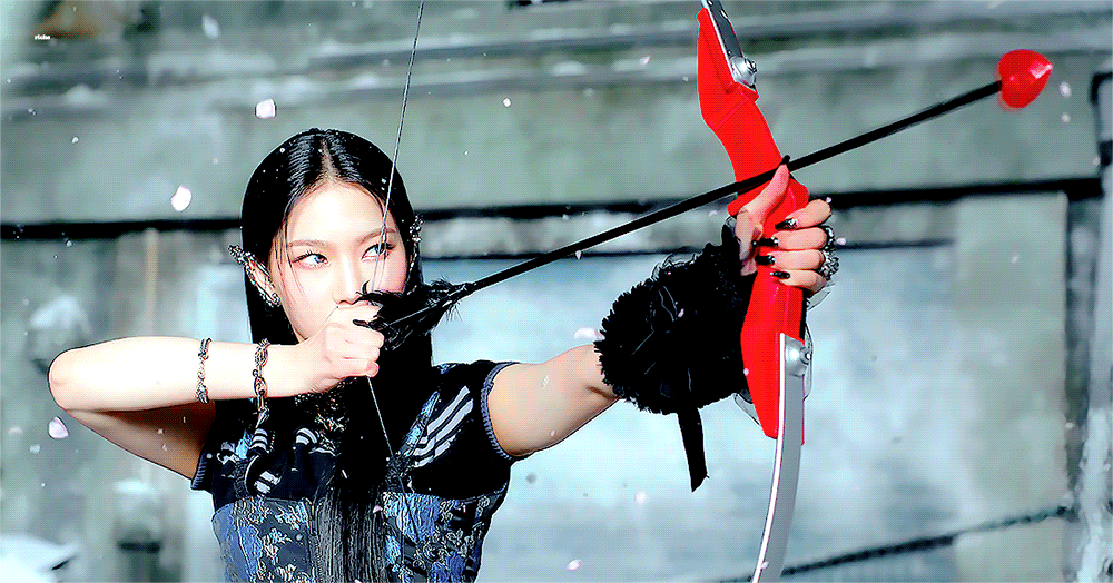 [잡담] 스테이씨 런투유 뮤비 궁수 이사님 | 인스티즈