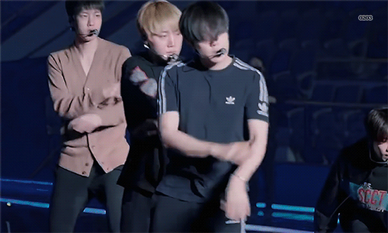 [잡담] 셋팅안된 머리에 아디다스 티 입고 리허설하는게 왜 발리지 | 인스티즈