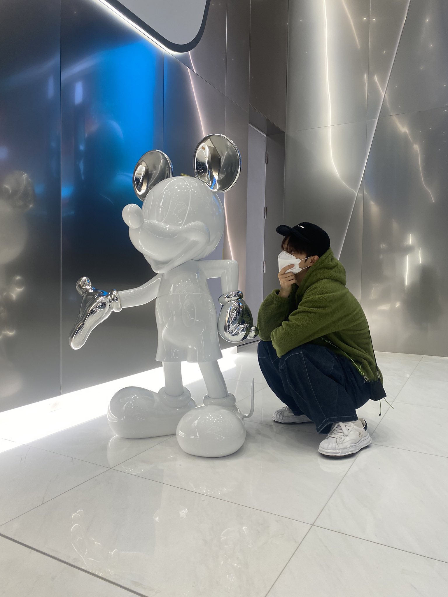 [잡담] 트레저 지훈이 사복 중에서 나비 가디건,뽀글이 넘 이쁨 | 인스티즈