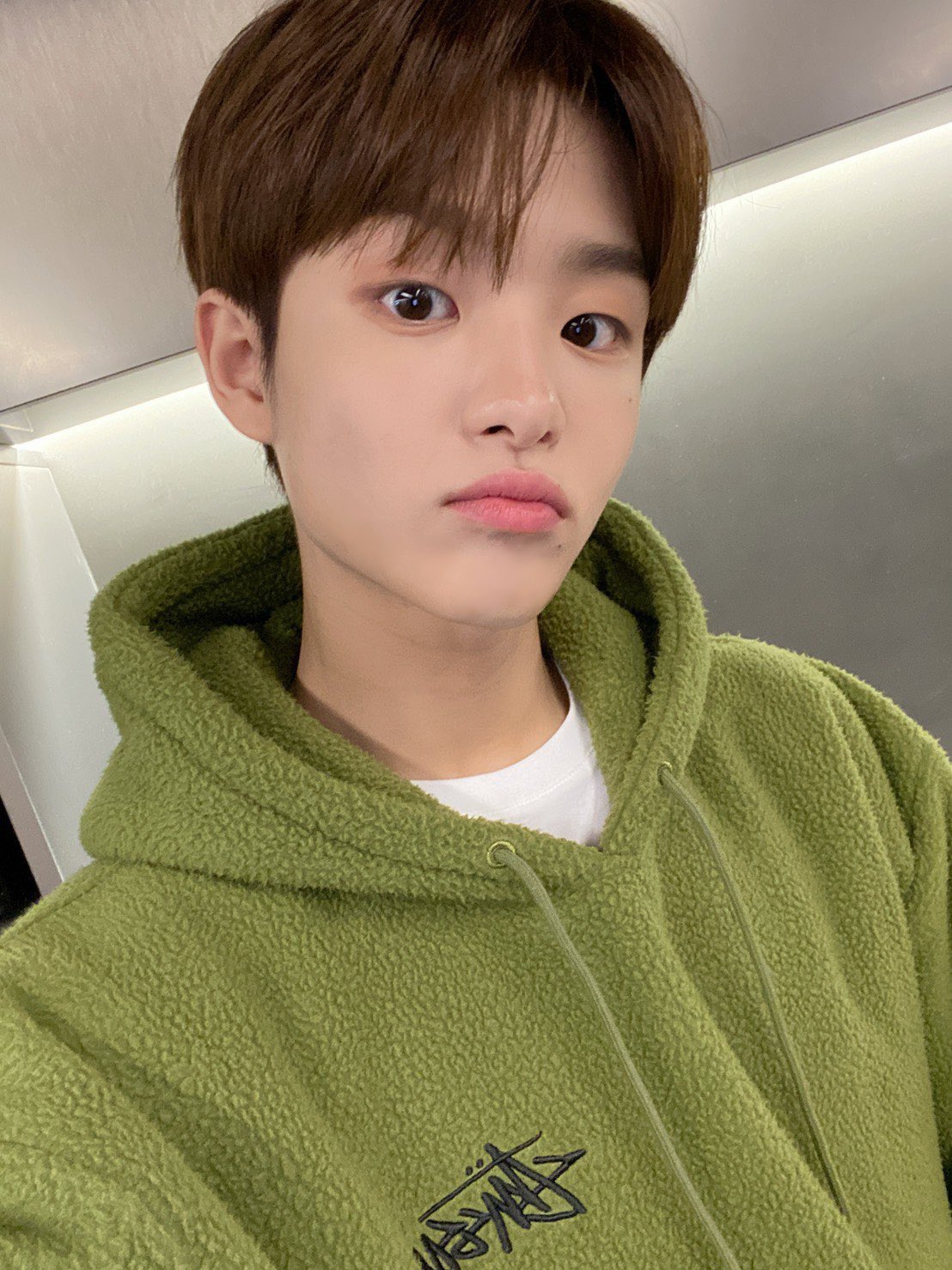 [잡담] 트레저 지훈이 사복 중에서 나비 가디건,뽀글이 넘 이쁨 | 인스티즈