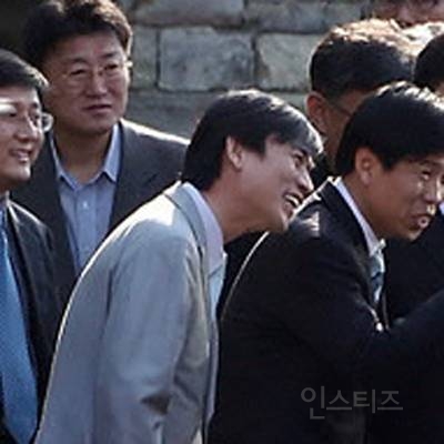 노무현 검찰 출두하던 날 유시민 표정.jpg | 인스티즈