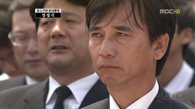 노무현 검찰 출두하던 날 유시민 표정.jpg | 인스티즈