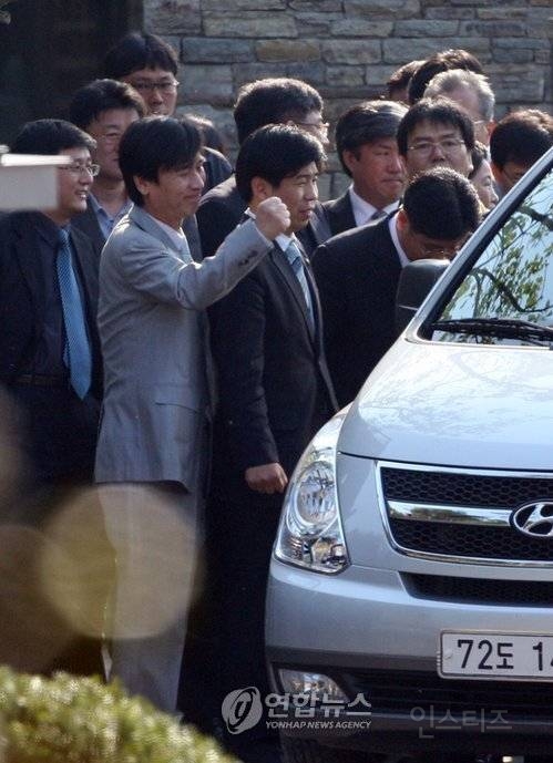 노무현 검찰 출두하던 날 유시민 표정.jpg | 인스티즈