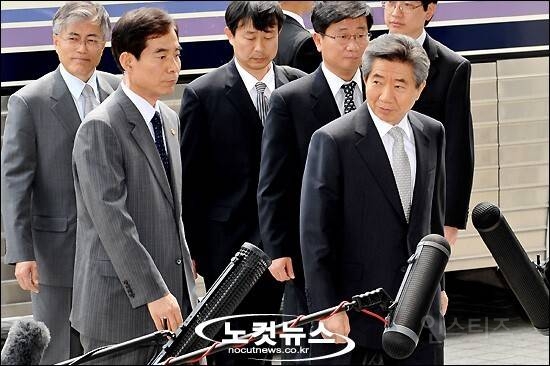 노무현 검찰 출두하던 날 유시민 표정.jpg | 인스티즈