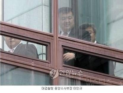 노무현 검찰 출두하던 날 유시민 표정.jpg | 인스티즈