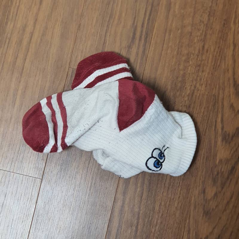 양말 신다가 빨간색이라 놀라서 벗음,,, | 인스티즈