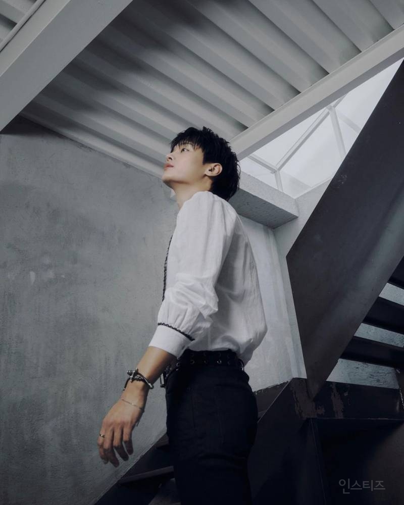 인생 최저몸무게로 입생로랑 단독화보 찍은 남돌 | 인스티즈