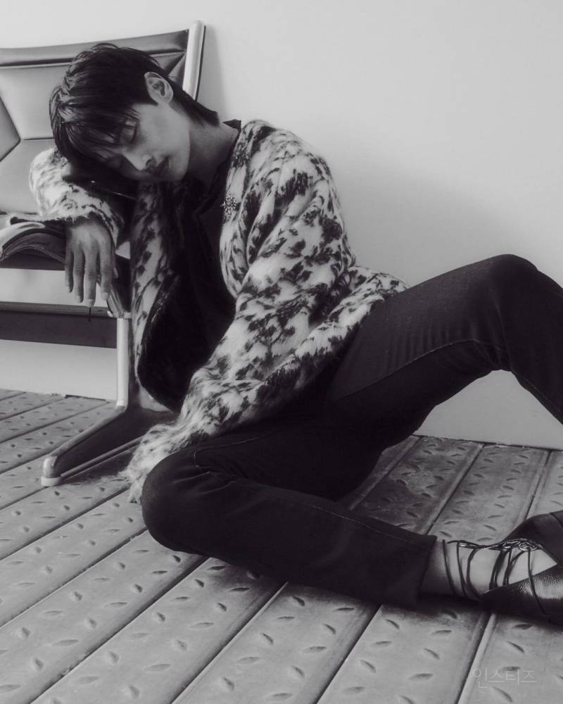 인생 최저몸무게로 입생로랑 단독화보 찍은 남돌 | 인스티즈