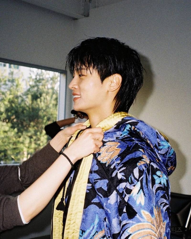 인생 최저몸무게로 입생로랑 단독화보 찍은 남돌 | 인스티즈