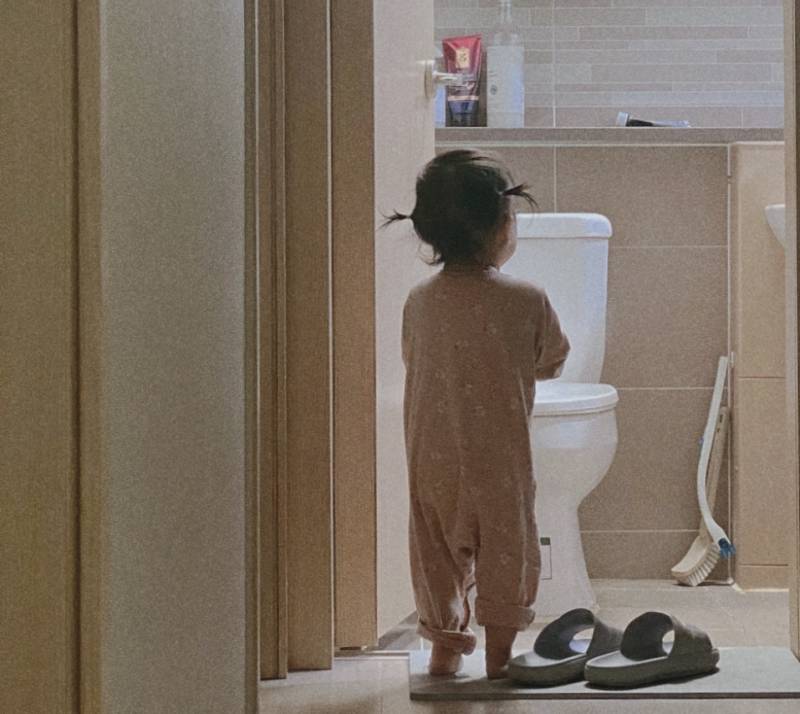 어떻게 씻는지 감시하는 우리 아기..💜 | 인스티즈