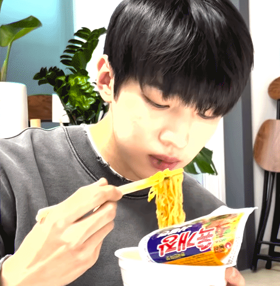 [잡담] 추상우 브이로그 걍 육개장 먹는건데 왜캐 이쁨? | 인스티즈