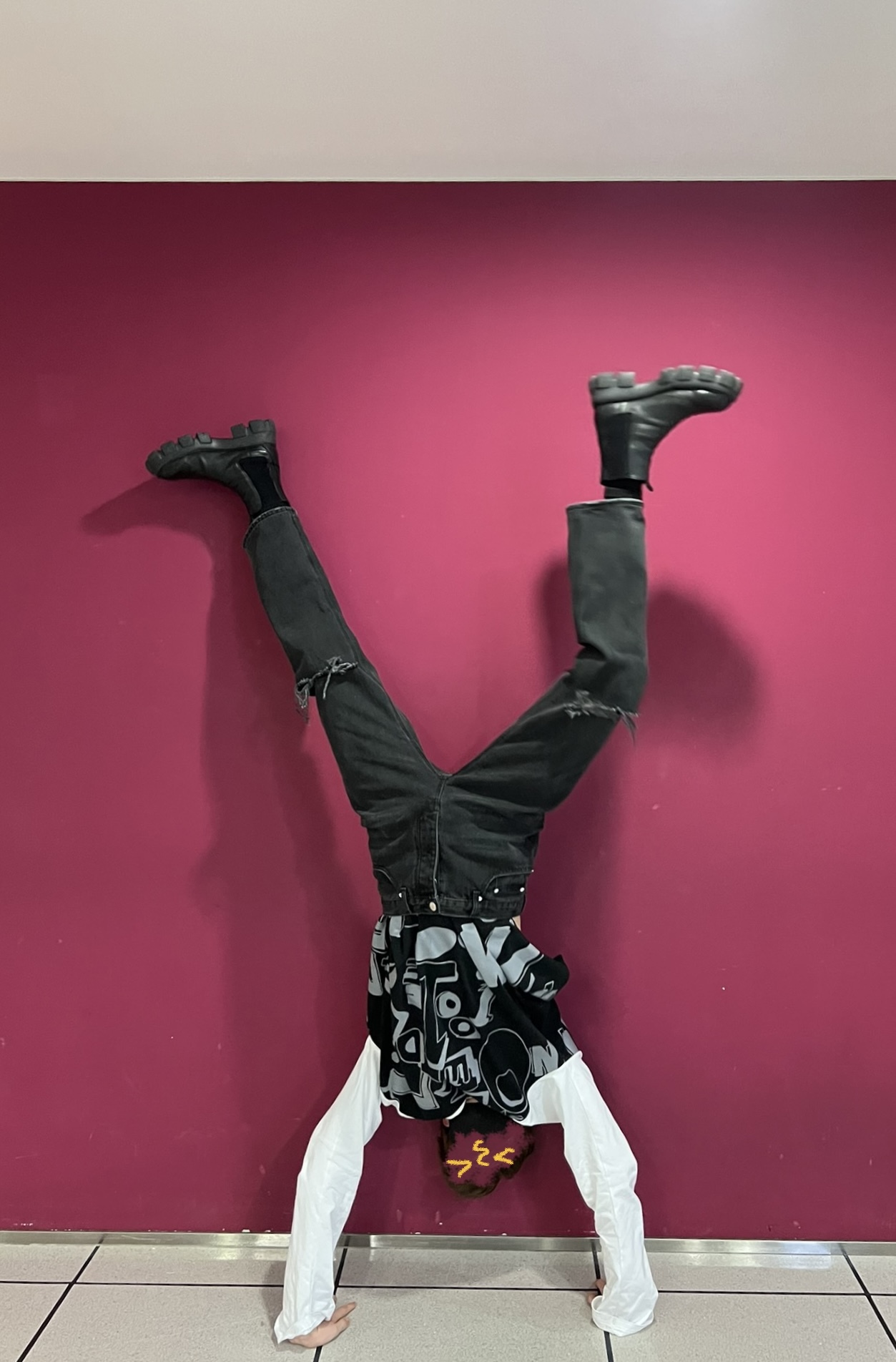 [잡담] 이 복도에서 물구나무서기 하는 아이돌... 바로 내돌... | 인스티즈