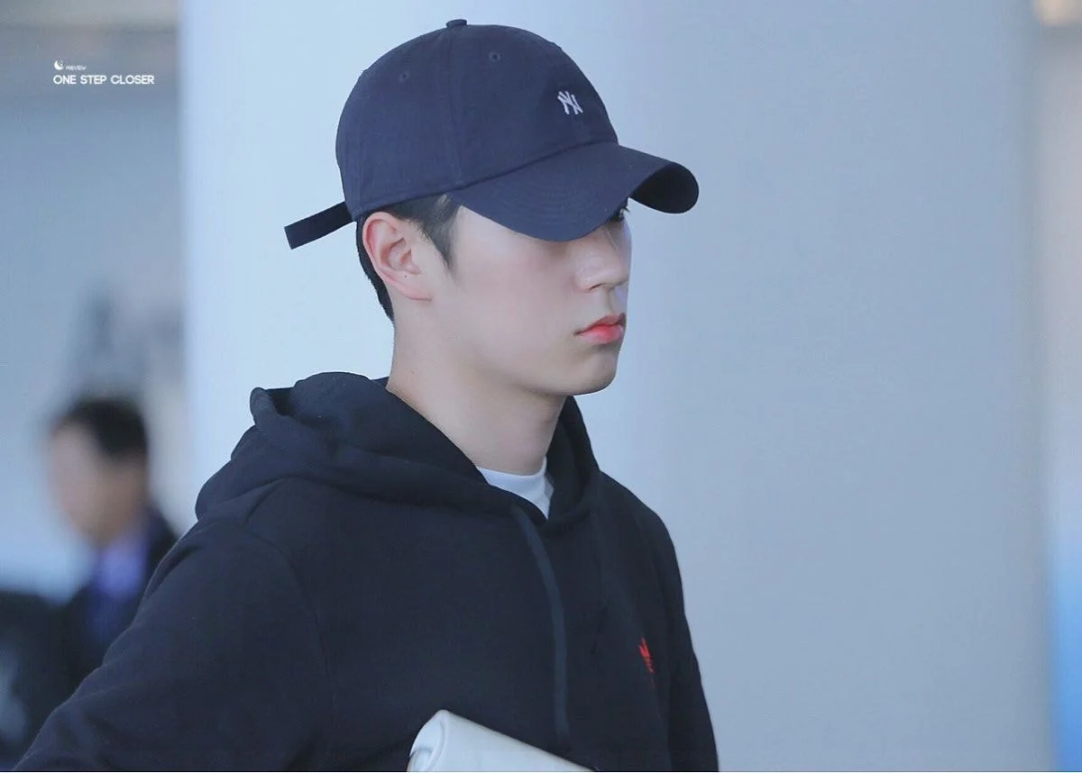 [잡담] 박서함 같이 옷에 돌돌이 굴리면서 걸어가는 사람 처음봤어… | 인스티즈