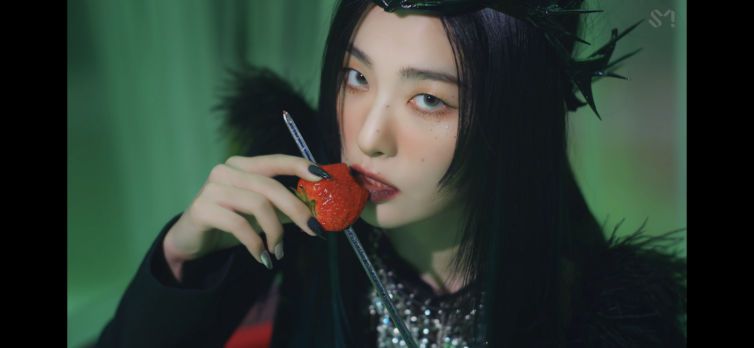 [잡담] 레벨 뮤비 보면서 슬기가 베어먹은 딸기 보고 군침 돌았음 | 인스티즈