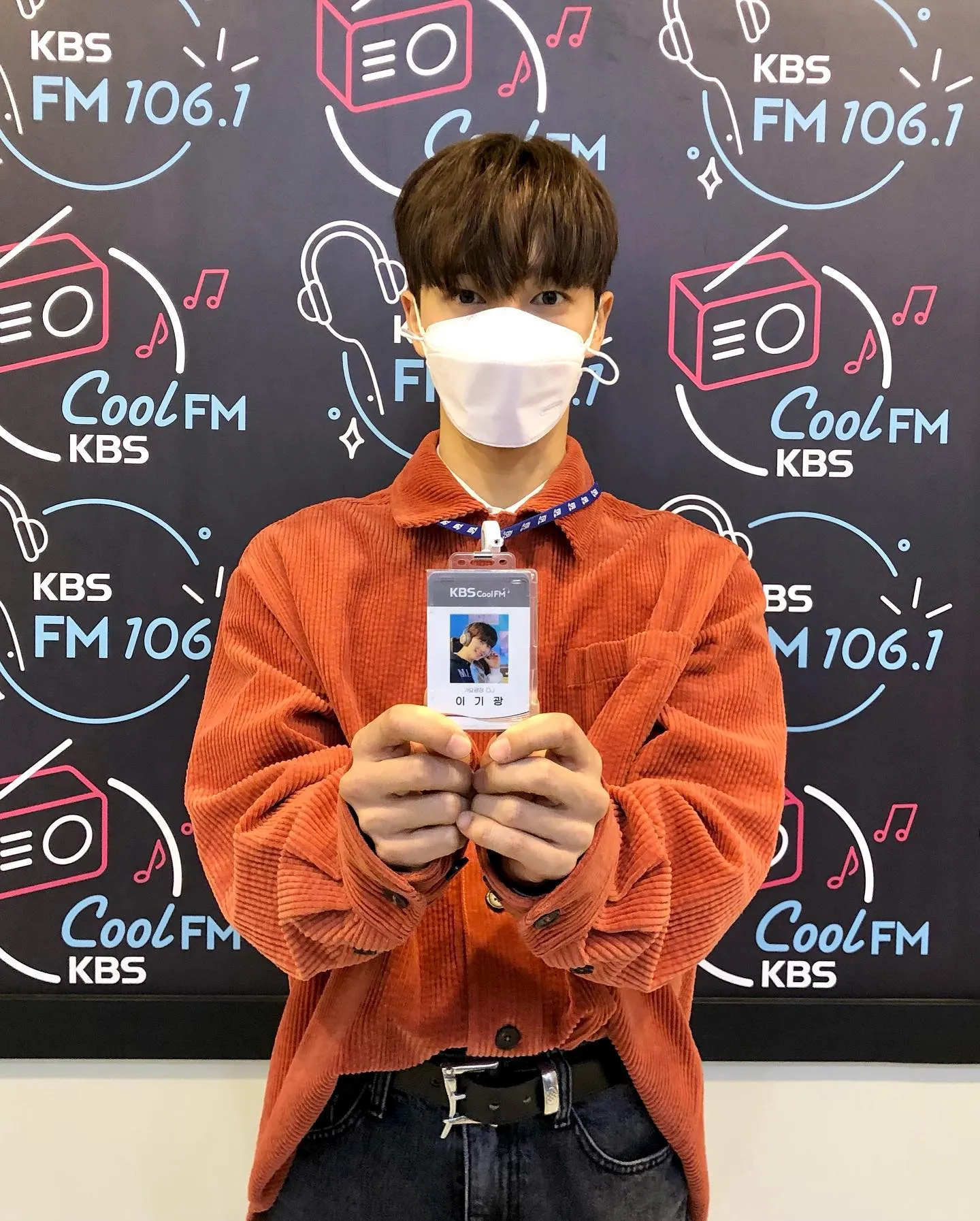 [잡담] 사원증 나왔다고 자랑하는 이기광 귀여움 | 인스티즈