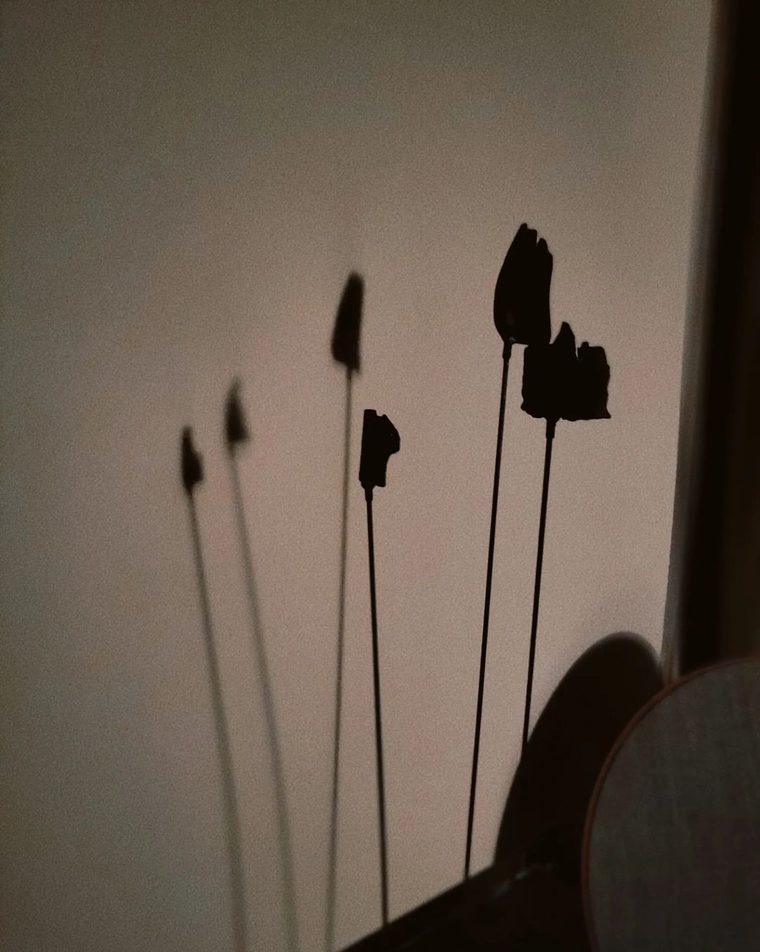 [잡담] 오 방탄 알엠 집에 있는 이 조각상 추정가 3억원이래 | 인스티즈