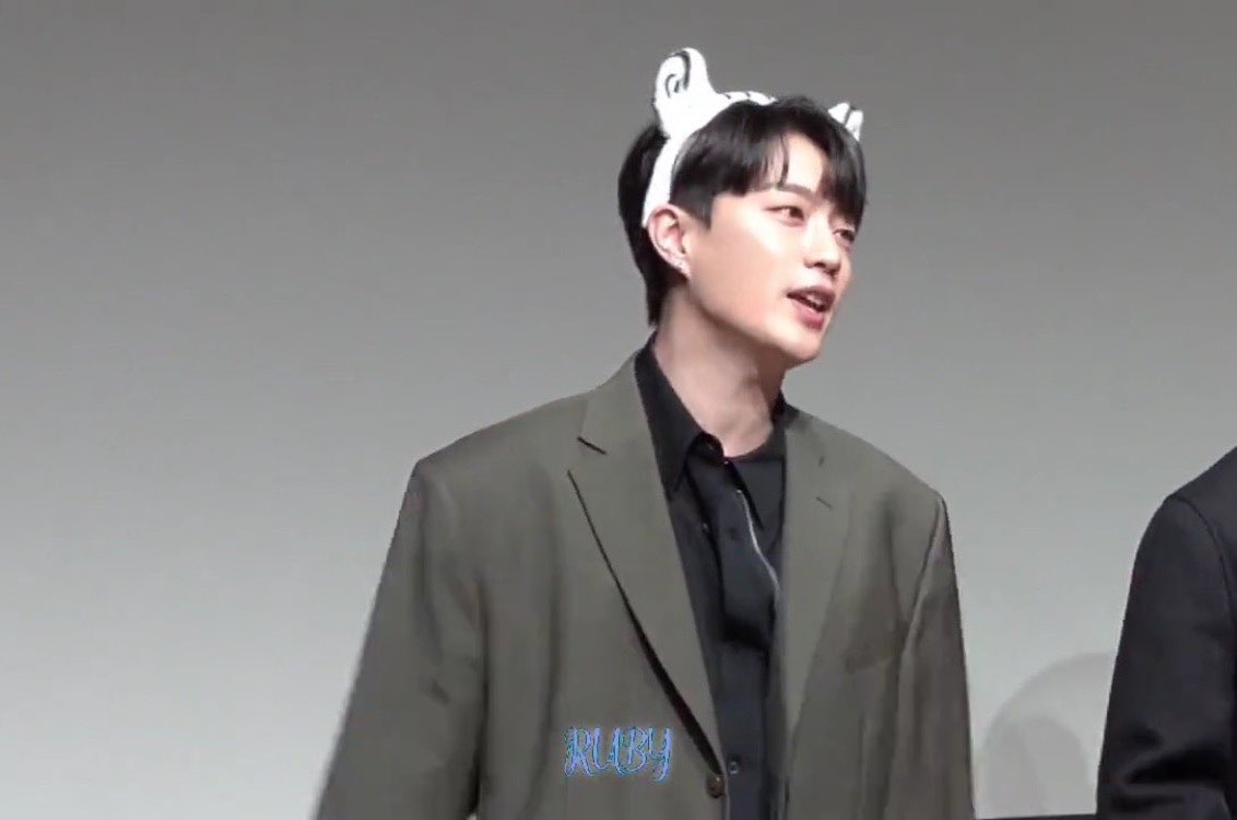 [잡담] 윤두준 올해 팬싸 사진들 다시 보는데 잘생겼당.... | 인스티즈