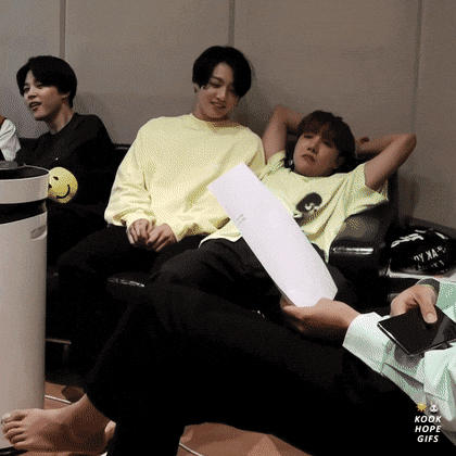 [잡담] 방탄 정국 제이홉한테 앵길 때 넘 행복해보여 어미 품 파고드는 갱얼쥐같음 | 인스티즈