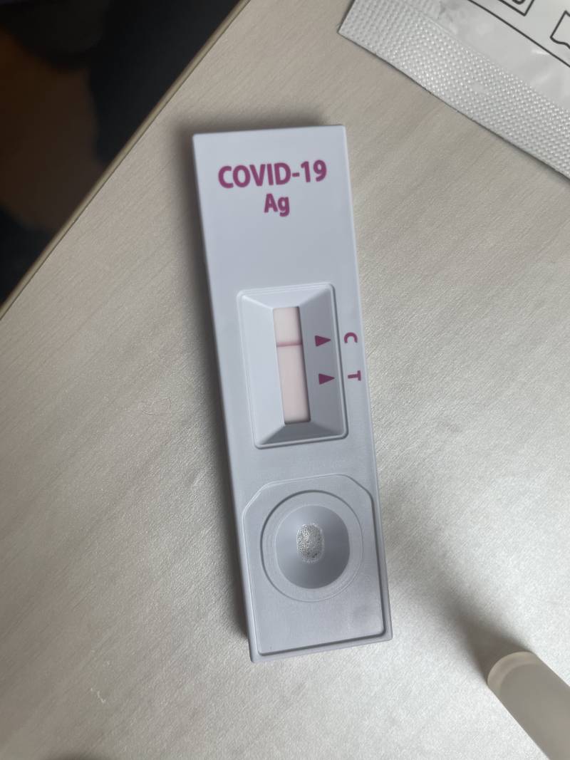 나 어제 밥먹고 카페갔다와서 자가키트 방금 했는데 | 인스티즈