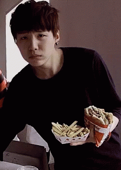 [잡담] 뭐임 방탄 슈가 이거 어떻게 들고 있는 거임 | 인스티즈