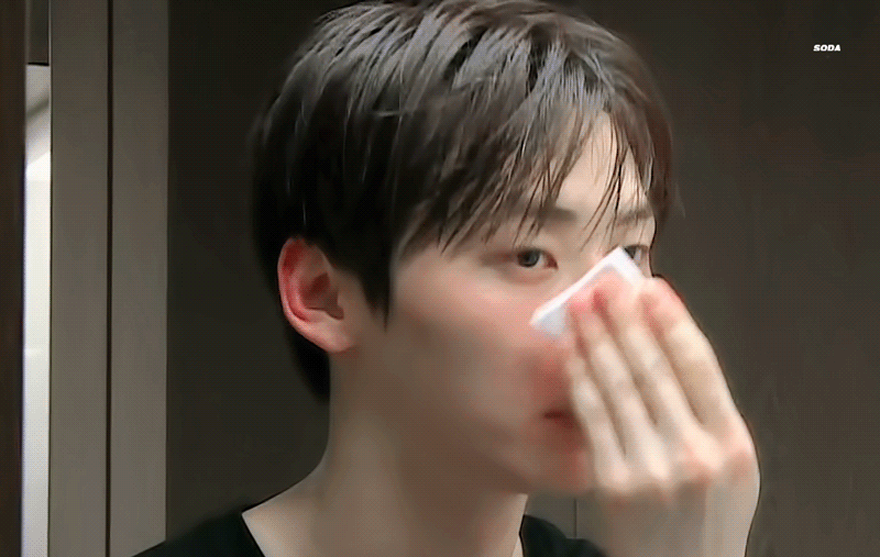 [잡담] 쌩얼에 스킨 바르는 얼굴이 이렇게 잘생겨도 될까? | 인스티즈