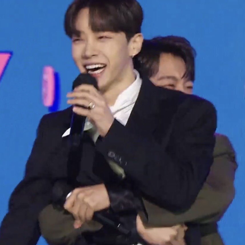 [잡담] 윤두준 1위 하면 백허그를 좋아하는 편 | 인스티즈