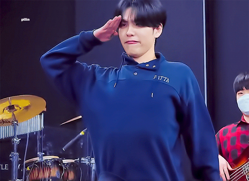 [잡담] 원필이 그냥 콘서트 연습때랑 콘서트에서 필승!하는거 | 인스티즈