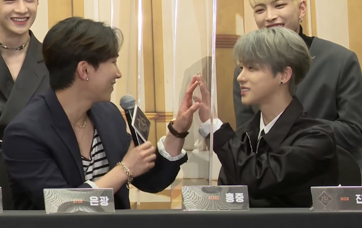 [잡담] 오늘이 퀸덤 제작발표회라고? 그럼 킹덤 제발회 아크릴판 긁긁짤도 1년됐네ㅋㅋㅋㅋㅋㅋㅋㅋㅋㅋㅋㅋㅋ | 인스티즈