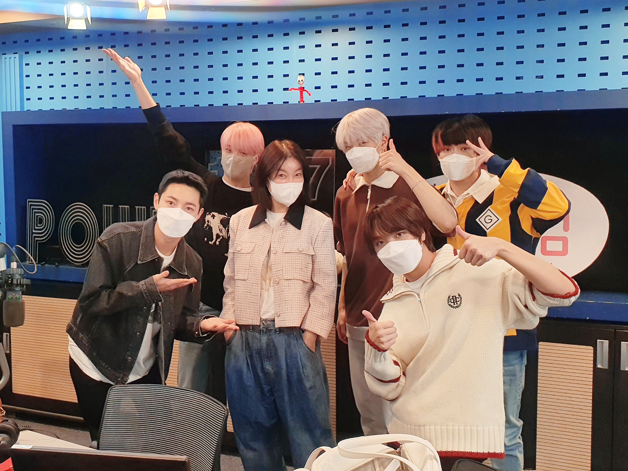 [잡담] 마크 왜 이 라디오 사진에 없어 ? | 인스티즈