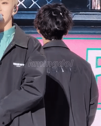 [잡담] 세븐틴 민규 전광판 보다가 자기 뒷통수에 붙은 꽃가루 터는 거 개귀엽다 | 인스티즈