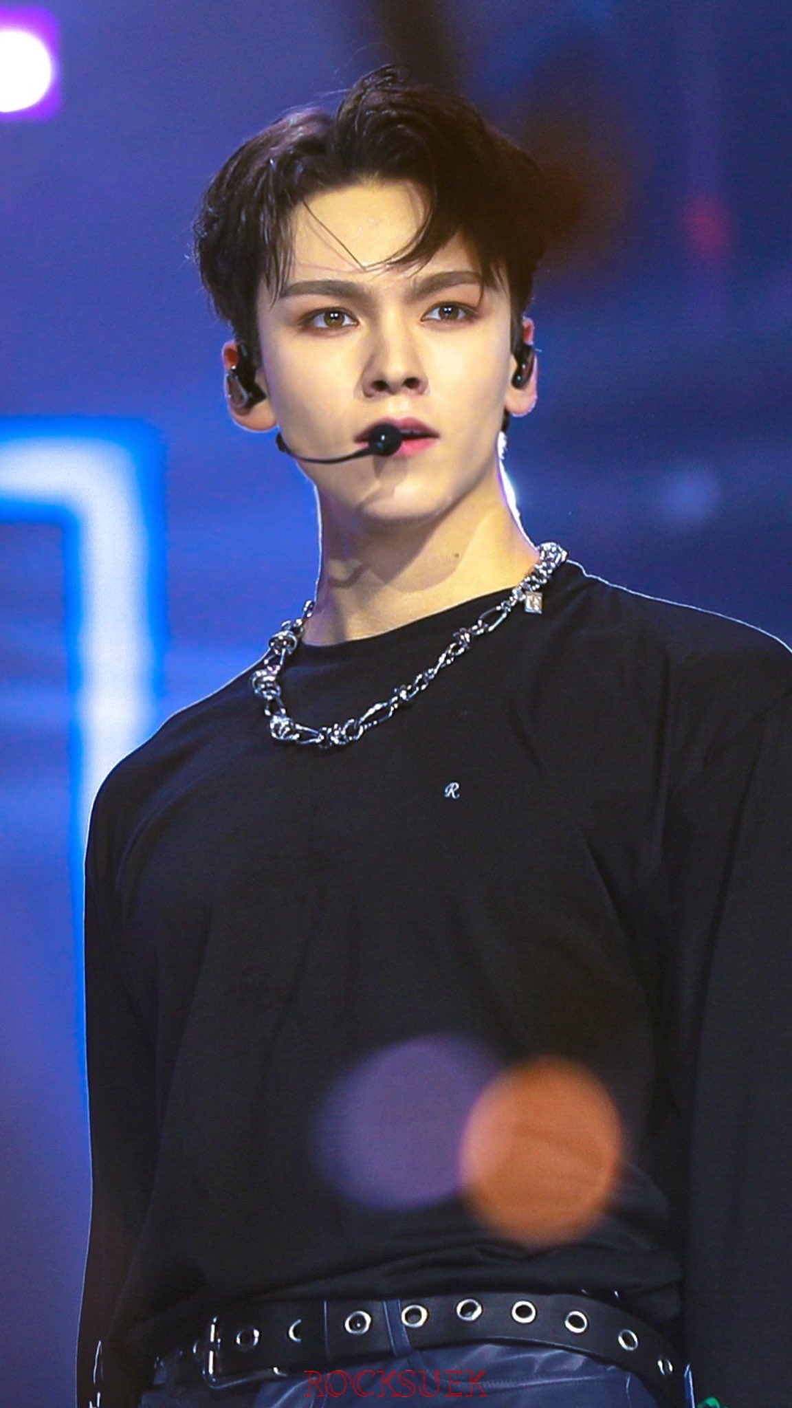 [잡담] 버논 중딩애기때랑 지금 사진 번갈아 보며 가슴 퍽퍽 치는 여성 | 인스티즈